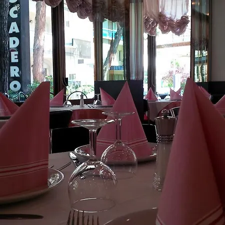 Отель Trocadero 2*