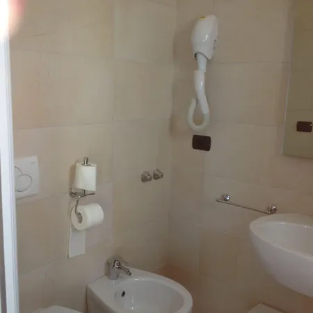 Отель Trocadero 2*