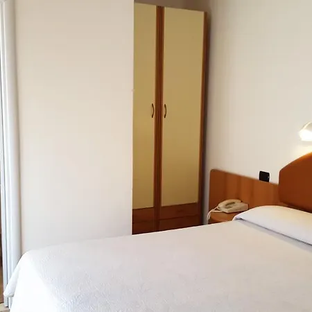 Отель Trocadero 2*