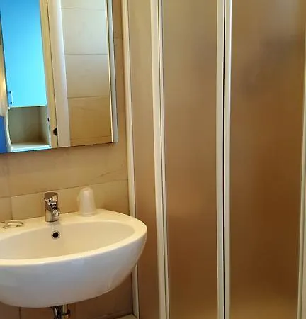 Отель Trocadero 2*
