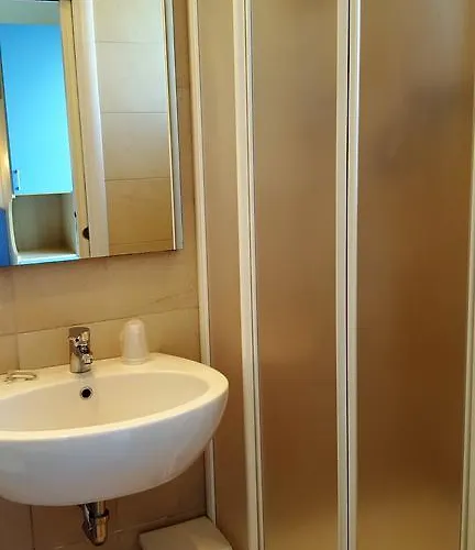 Отель Trocadero 2*